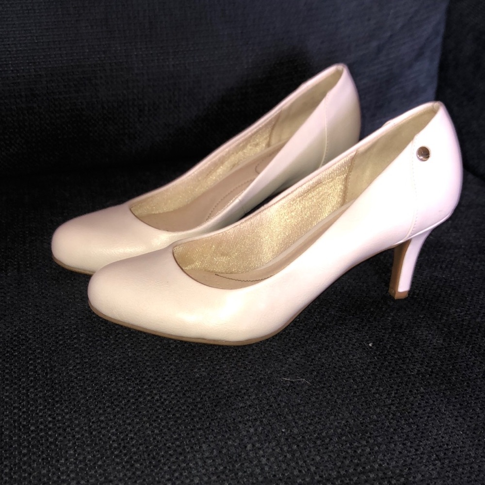 Life Stride pale blush heels size 7 wide